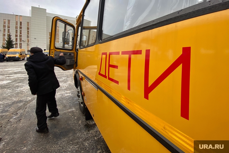 Губернатор Шумков Вадим вручает ключи от школьных автобусов. Курган