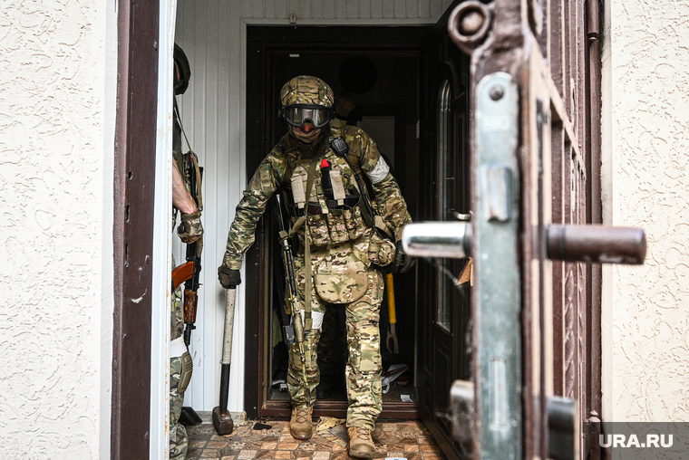 Схрон с оружием сотрудника СБУ в частном доме. Херсон, операция, штурм, спецоперация, спецназ, военнные, солдат, сво, специальная военная операция, взлом двери
