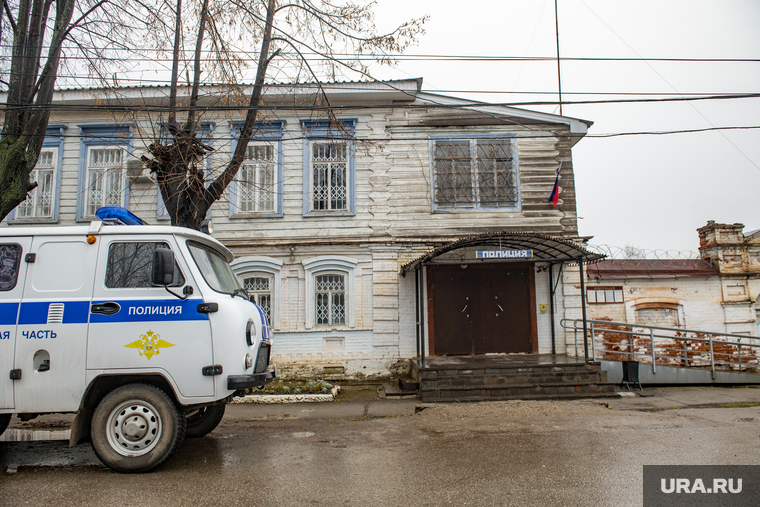 Прощание с семьей Воробъевых убитой в городе Оса., полицейский автомобиль, городской отдел полиции