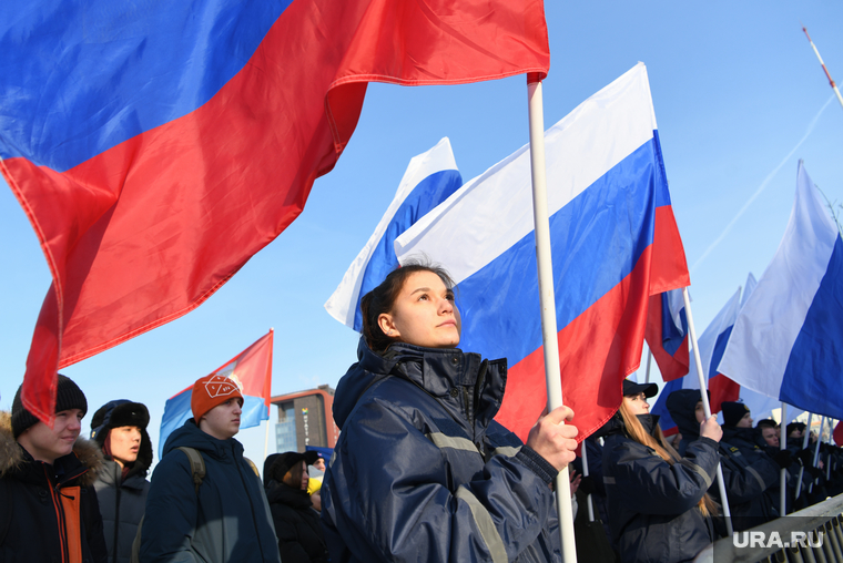 Митинг-концерт Слава защитникам отечества. Екатеринбург, триколор, патриотическое мероприятие, флаг россия