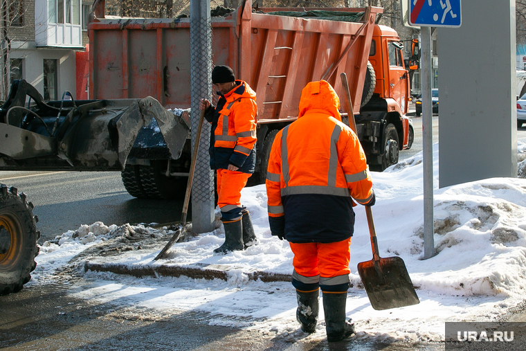 Уборка снега. Тюмень, уборка снега, жкх, уборщики улиц, дворник, муп