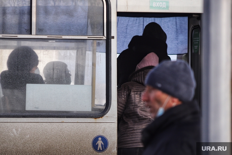 Город. Курган, автобусная остановка, автобус, пассажиры