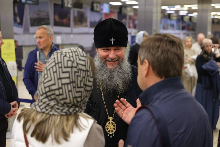 Митрополит Евгений Кульберг благословил миссию прямо в аэропорту
