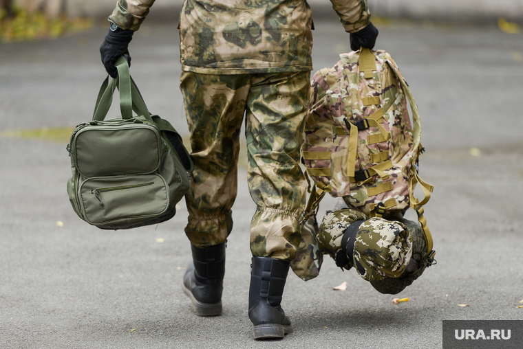 Отправка мобилизованных из Тракторозаводского военкомата. Челябинск , амуниция, военкомат, рюкзак, вещмешок, коврик, спецоперация, мобилизация, сво, отправка