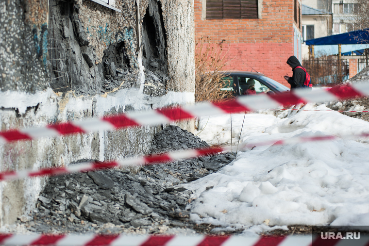 Обрушение стены жилого дома по адресу Байкальская, 37. Екатеринбург, жилой дом, стена, обрушение дома, улица байкальская37
