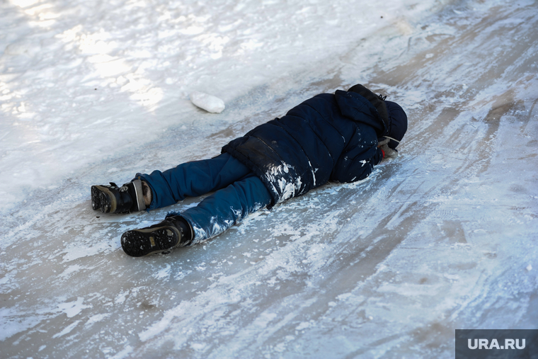 Детский дворовый хоккей. Матч команд ДДХЛ и Металлург(Карабаш). Челябинск, лед, ребенок валяется, лежит