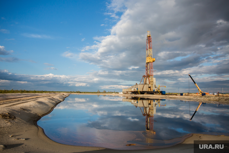 Нефтяная буровая. Ноябрьск, нефть, буровая вышка, отражение, водоем, нефтяная вышка, добыча нефти
