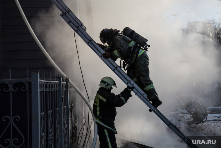 Пожар памятника архитектуры по ул. Семакова 8. Тюмень, мчс, пожар, огонь, пожарная лестница