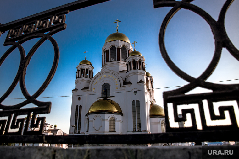 Вознесенская горка во время "Царских дней" в Екатеринбурге, храм на крови, чугунная ограда