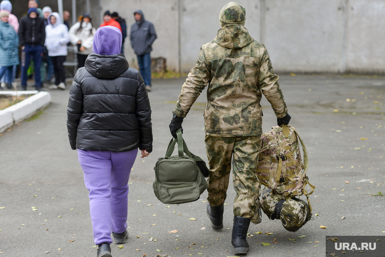 Отправка мобилизованных из Тракторозаводского военкомата. Челябинск , амуниция, военкомат, рюкзак, вещмешок, коврик, спецоперация, мобилизация, сво, отправка