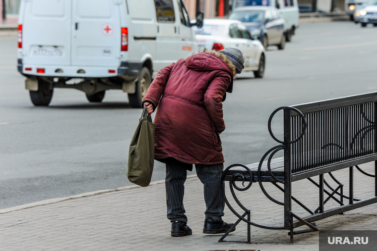 Пустой город. Обстановка в городе во время эпидемии коронавируса. Челябинск, пенсионерка, старуха, пожилой человек
