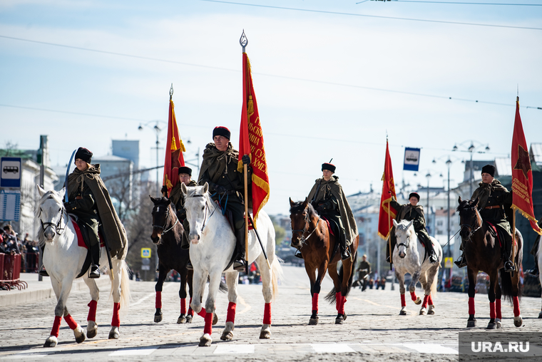 Генеральная репетиция военного парада, посвященного 76-ой годовщине Победы в Великой Отечественной войне. Екатеринбург, лошади, казаки, репетиция парада