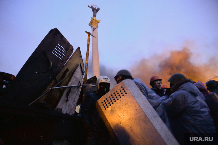 Майдан. Украина.
Ночь 19-20.02.14
Конец перемирия. Киев, дым, бой, майдан, боец, беспорядки, щиты, война, сражение