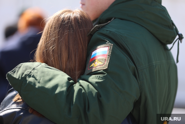 Родственники и близкие военных пришли на проводы