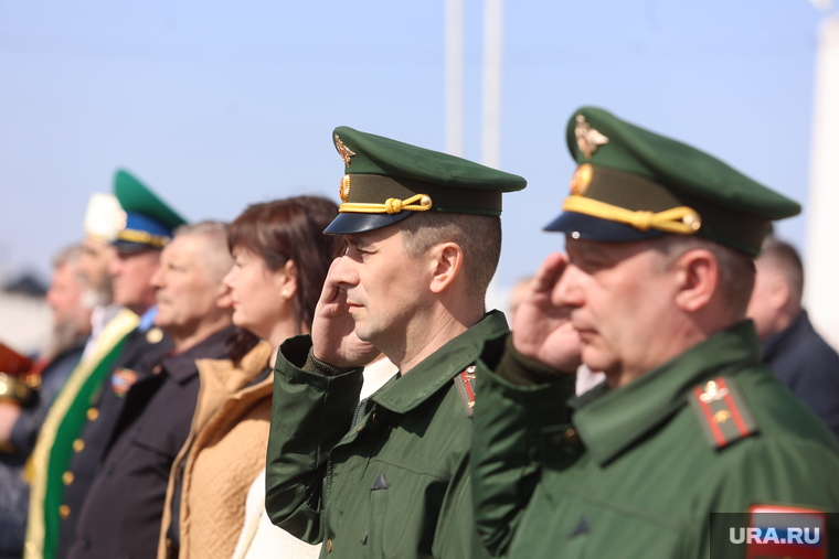 Военный комиссар Курганской области Айрат Зарипов (второй справа) пожелал военным успеха на службе