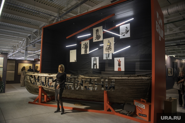 Один из выставочных экспонатов — деревянная лодка «Смысл жизни», проект екатеринбургской арт-группы «Злые»