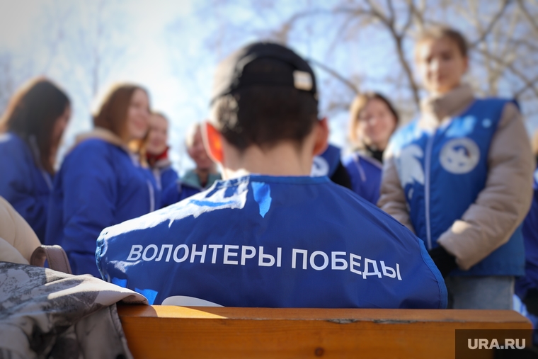 Вместе с депутатами уборкой парка занимаются волонтеры