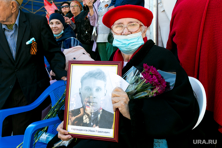 9 мая. Тюмень , бессмертный полк, пожилая женщина, бабушка, пожилой человек