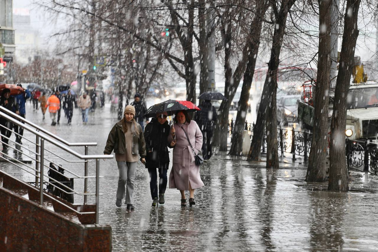 В Екатеринбурге выпали снежные осадки при плюсовой температуре