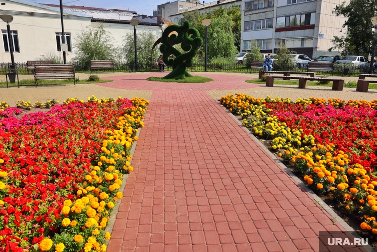 Место застройки пятизвездочной гостиницы по улице Куйбышева. Курган
, улица куйбышева, цветы, сквер, топиарий