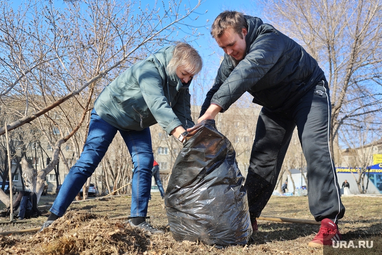 В субботнике приняли участие не только депутаты (Любовь Силантьева — на фото), но и сотрудники аппарата гордумы