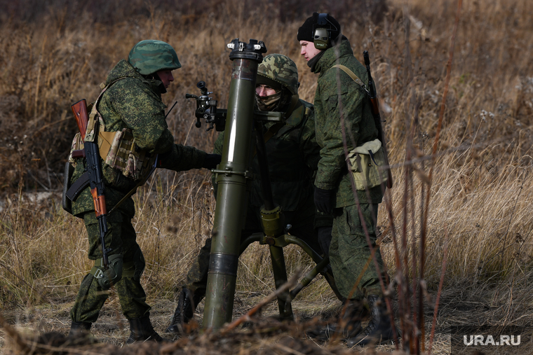Тренировочные стрельбы мобилизованных с Центрального военного округа на полигоне Еланский. Свердловская область, учебные стрельбы, минометный расчет, 120мм возимый миномет 2б11