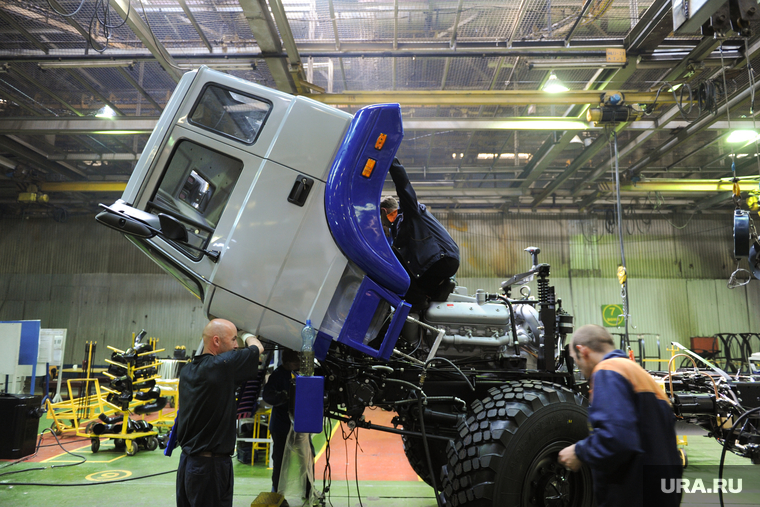 Сборочный конвейер на автозаводе УралАЗ. Группа ГАЗ. ОАО Автомобильный завод Урал. Миасс Челябинской области, уралаз, автопром, сборочный конвейер, группа газ