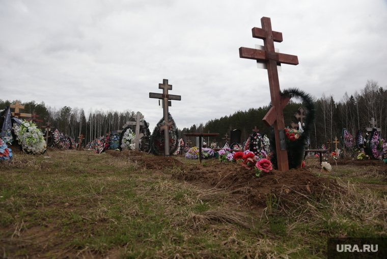 Период самоизоляции. Пермь, крест, могила, кладбище