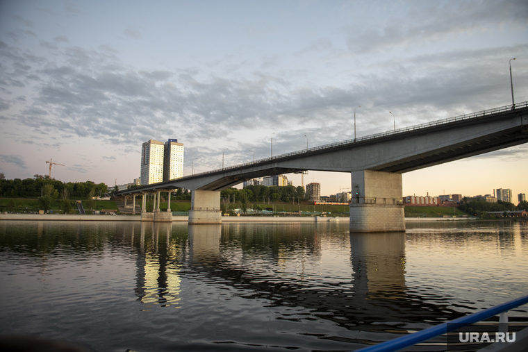 Виды с реки Кама на закате. Пермь, река кама, коммунальный мост, виды города пермь, ночная пермь