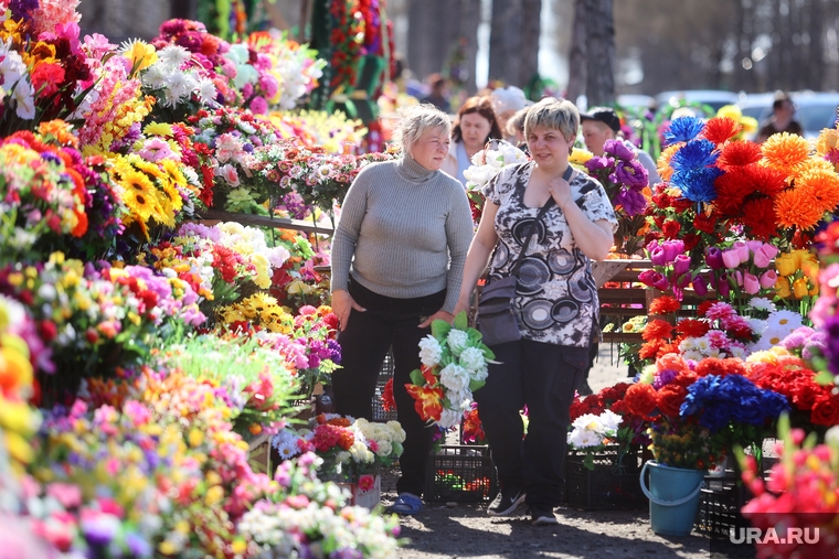 На кладбище продавали искусственные цветы в Родительский день