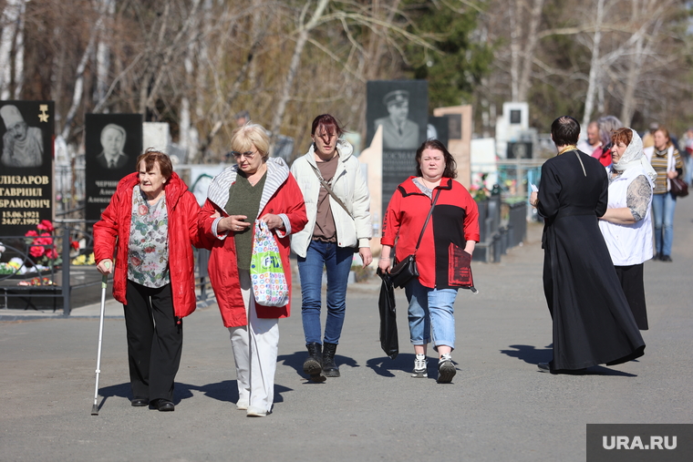 Жители Кургана приехали на кладбище в Рябково