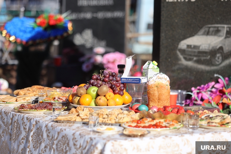 Курганцы проводят Родительский день на кладбище в Рябково