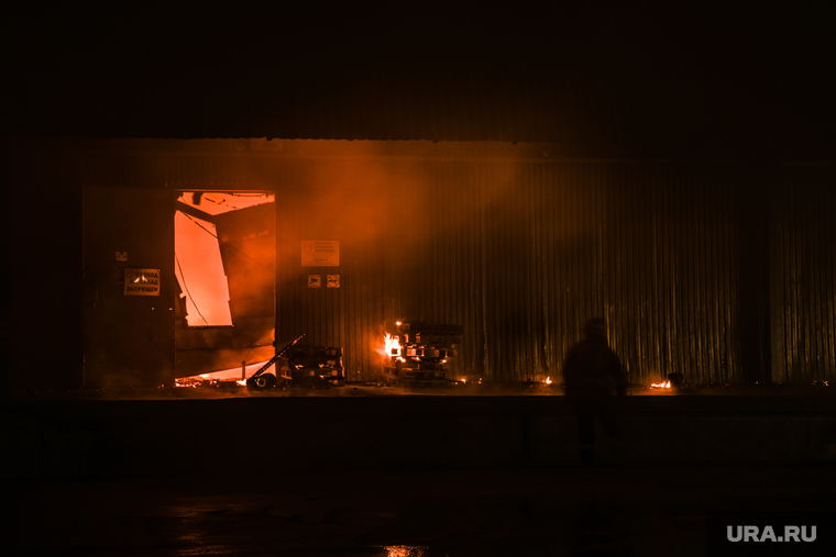 Пожар на улице Аппаратная. Екатеринбург, пожар, тушение, огонь, пожарные