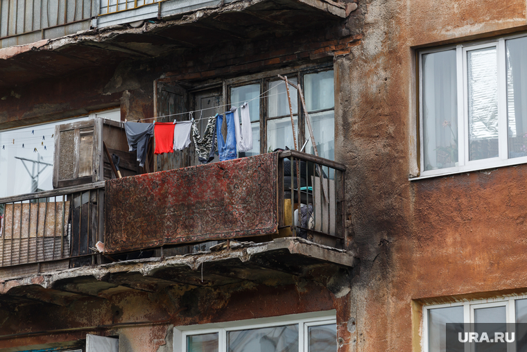 Клипарт. Магнитогорск, аварийный дом, аварийный балкон, разруха, белье на веревках, нищета, бедность