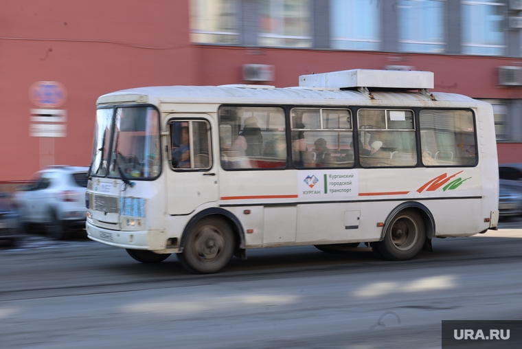 Город. Курган, автобус, пассажиры