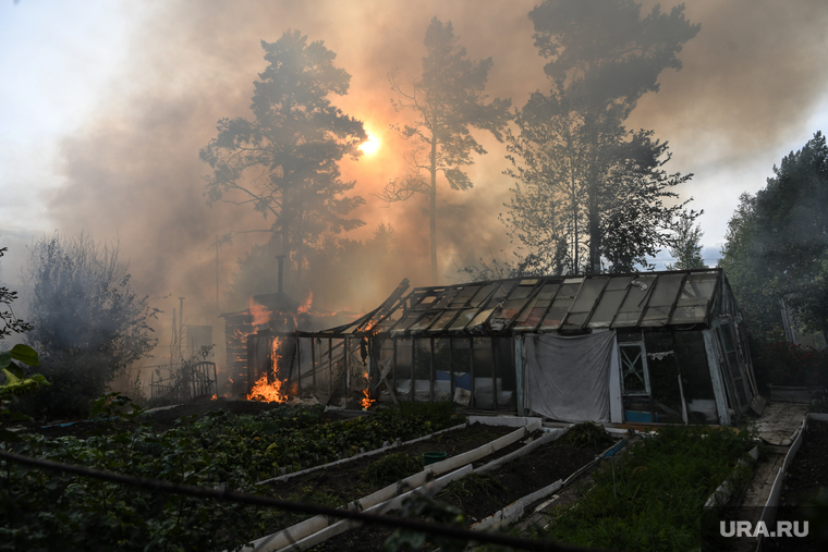 Пожар в садовом товариществе Южный. Екатеринбург, пожар в саду, горит дача