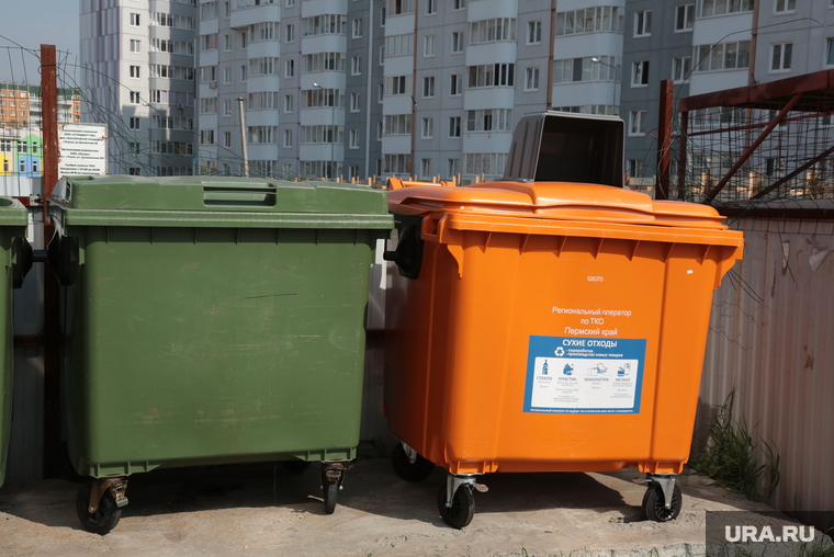 Виды города. Пермь, мусор в городе, контейнер для мусора