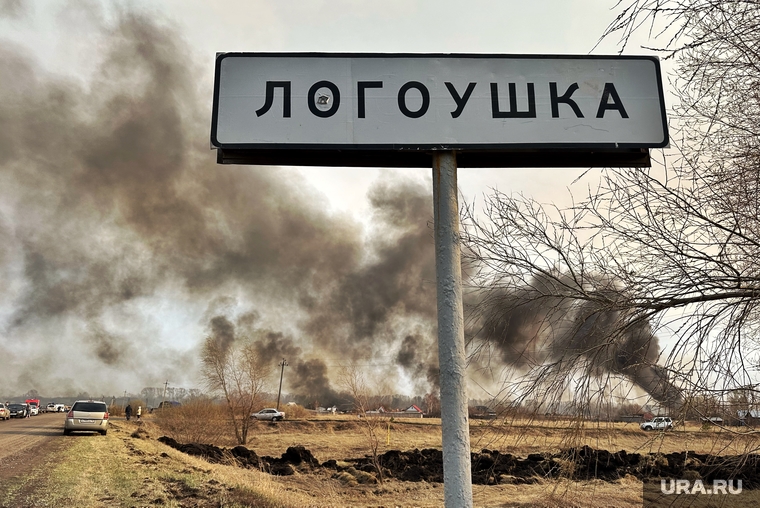 В курганской деревне бушует масштабный пожар