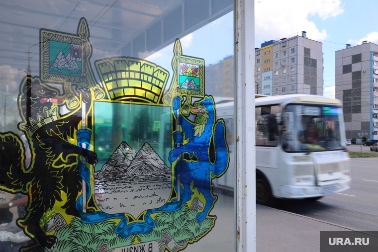 Заозерный. Автобусы. Курган, автобусная остановка, автобус, общественный транспорт