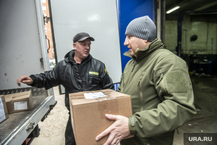 Отправка гуманитарной помощи добровольческому батальону Молот (в/ч 13637) в зону проведения СВО. Пермь, гуманитарная помощь, своих не бросаем, батальон молот, погрузка гуманитарной помощи