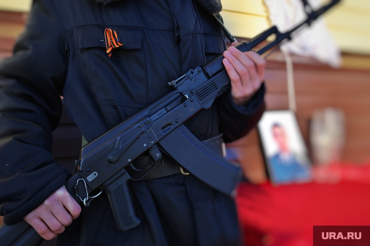Церемония вручения ордена мужества родным погибшего в ходе СВО солдата Владислава Дятлова. Село Введенское. Курган , караул, оружие, мемориальная доска, прощание