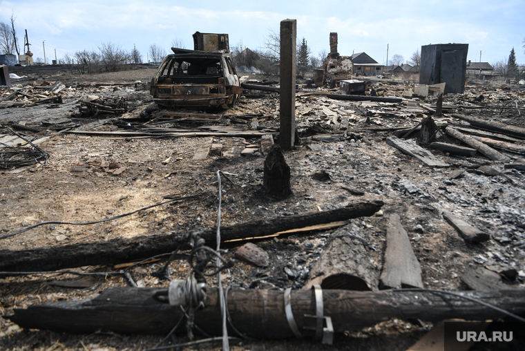 ПГТ Сосьва после пожара, последствия пожара в исправительной колонии. Свердловская область, сгоревший дом, последствия  пожара