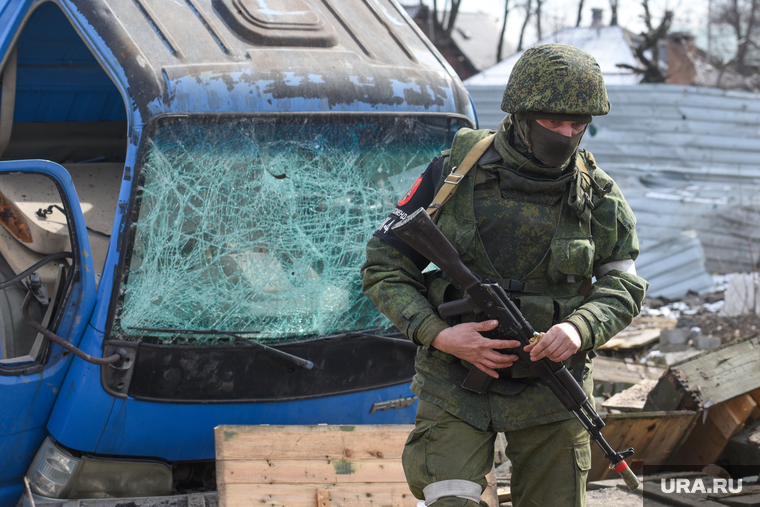 Волноваха после освобождения. ДНР, Волноваха, военные, днр, патруль, ополченец, военная комендатура, патрулирование, зачистка, солдат, народная милиция, комендатура, волноваха, разбитая техника, армия днр, солдат с автоматом