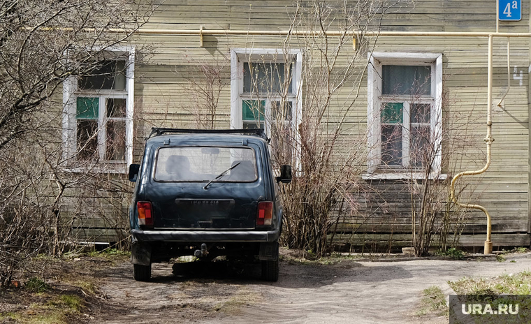 Повседневная жизнь, весна. Москва, двор, автомобиль, дом, деревянный, нива