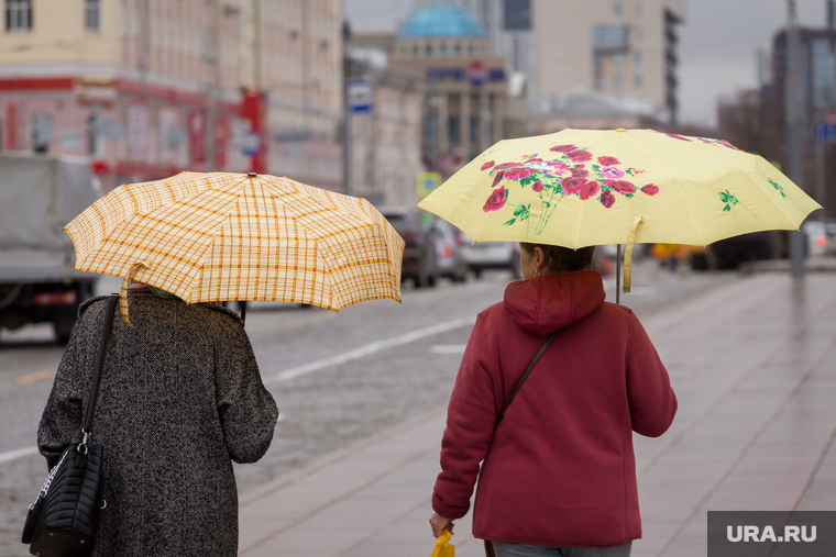 Подготовка к Дню Победы. Екатеринбург, непогода, улица, холод, дождь в городе, зонты