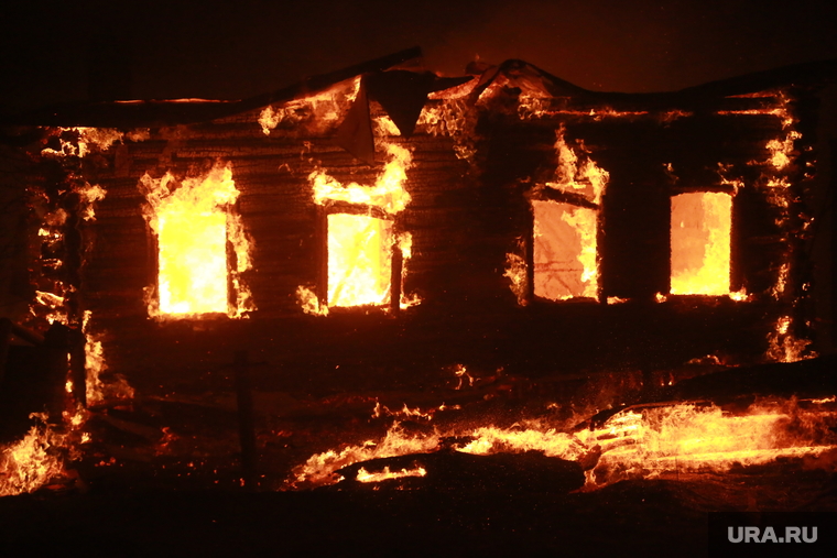 По данным властей, огонь не пощадил восемь жилых домов…