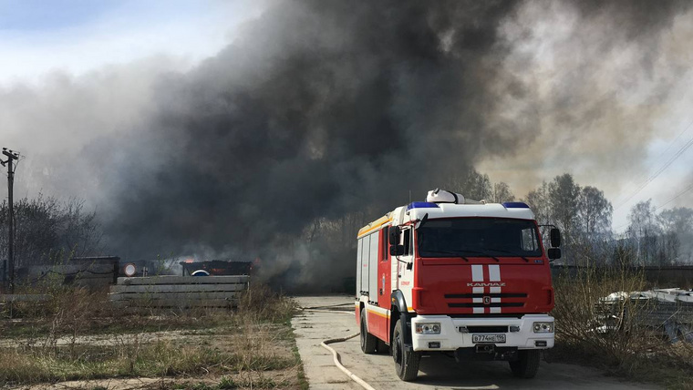 Пожар видно даже в центре Екатеринбурга