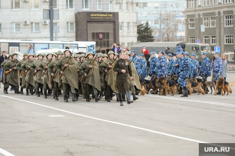 Репетиция торжественного построения к Дню Победы. Челябинск, армия, репетиция парада
