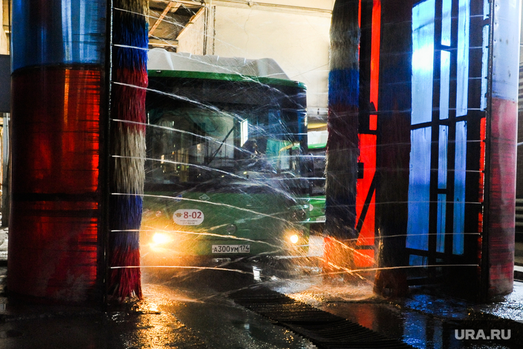 Городской общественный транспорт. Мойка и санитарная обработка автобусов. Челябинск, автопарк, эпидемия, автобус, общественный транспорт, дезинфекция, санитарная обработка, мойка автобусов