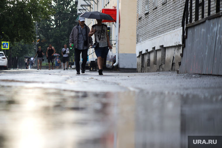 Затопленная улица Кирова. Курган, затопленная улица, зонт, ливень, потоп, дождь, последствие ливня
